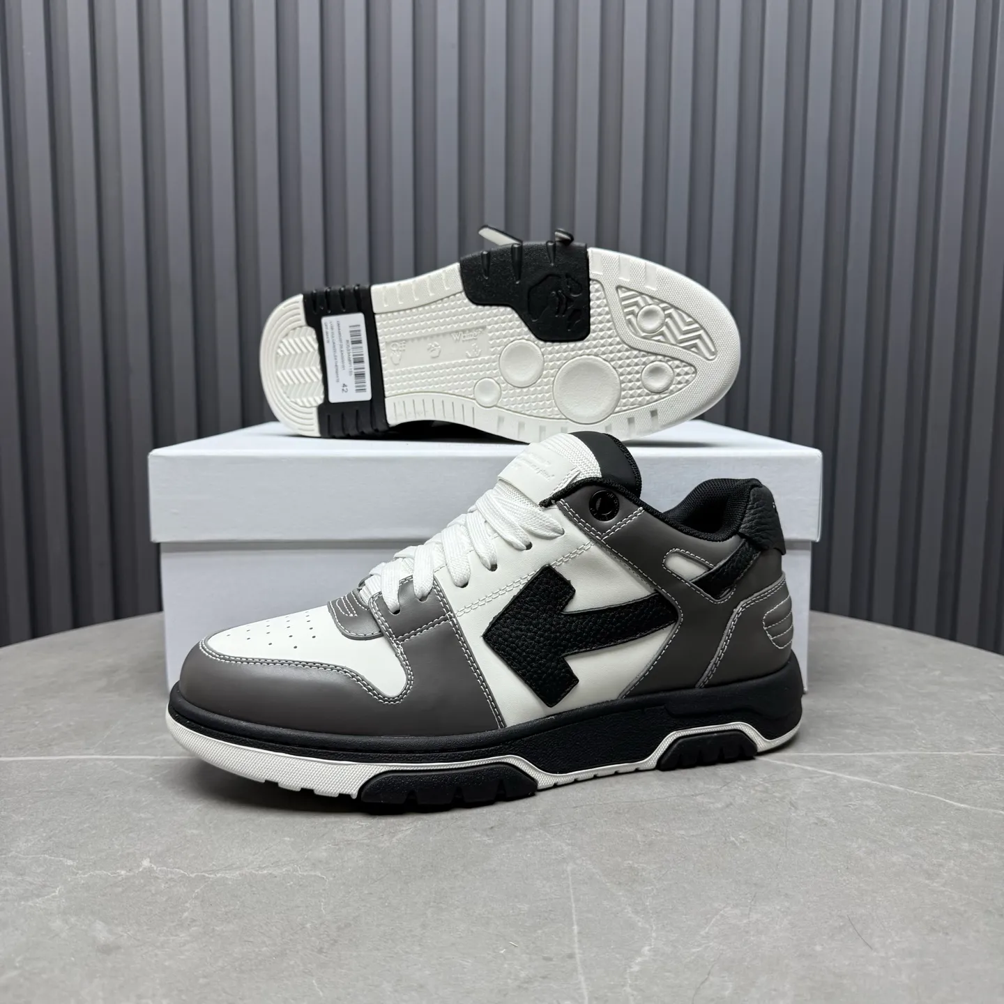 【off- white】P: 620💰Couple model👫, Size: 35-44 (Customized for men 38.45.46) High-quality version👊 "Out of office" series original molding, original lasting, production process 1:1 Original ➰OFF GRAY WHITE OW ➰ First-layer cowhide Imported skin-friendly and environmentally friendly polyester mesh Original molding high elastic and environmentally friendly molding pad Made with the original lasting process. The original molded rubber outsole (never yellows and deforms) has a super correct shape, bright color and strong three-dimensional effect👍. Packaging💯Full set of packaging synchronized with the official website (branded paper, certificate of quality, branded cloth bag)
